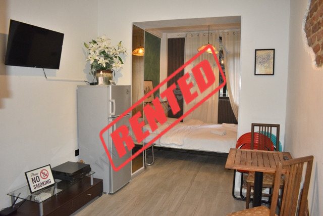 Apartament 1+1 me qira ne rrugen Sander Prosi prane Mozaikut te Tiranes.
Pozicionohet ne katin 1 te